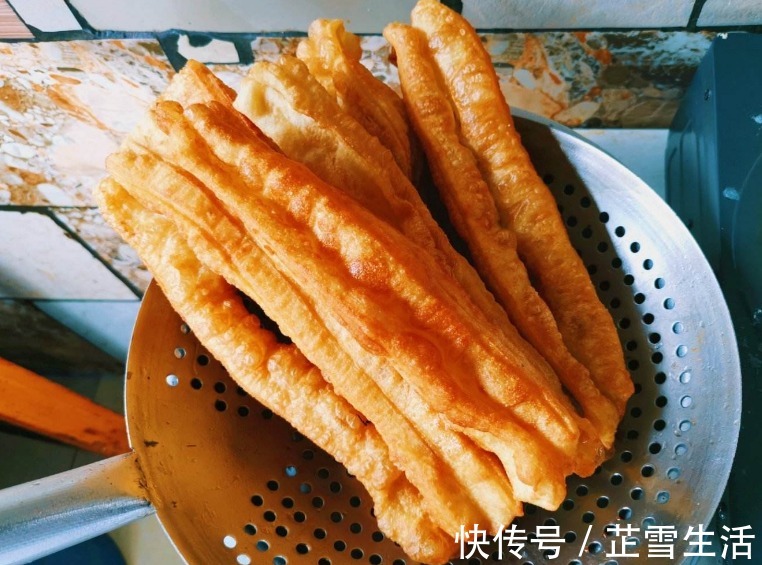 油条炸得不蓬松，方法没做对，这么做零失败，5块钱炸一锅