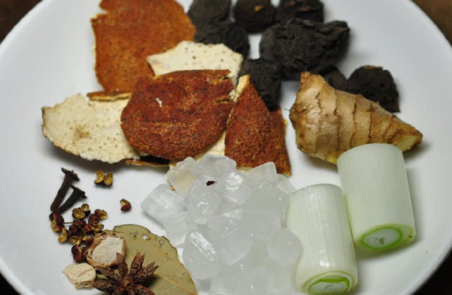 无论炖什么肉，记住“4种”香料全部搞定，炖的肉又香又软糯！