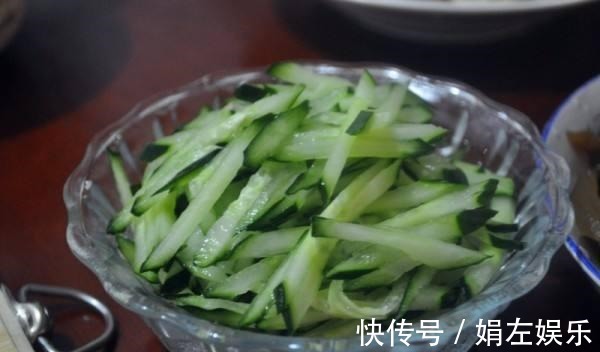 晚上到家不想做饭教你一道凉拌菜,有主食还有蔬菜,两全其美