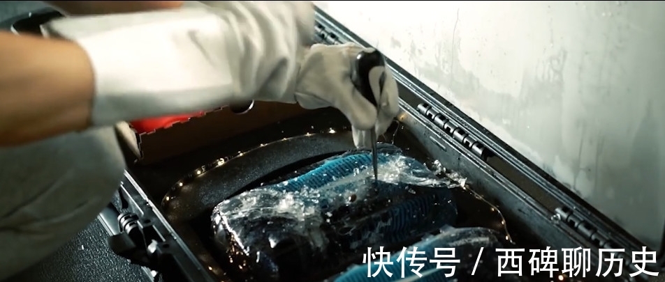 冰块|土豪的趣味我们不懂，把鞋子冻成冰块！这样收藏鞋子的你见过吗？