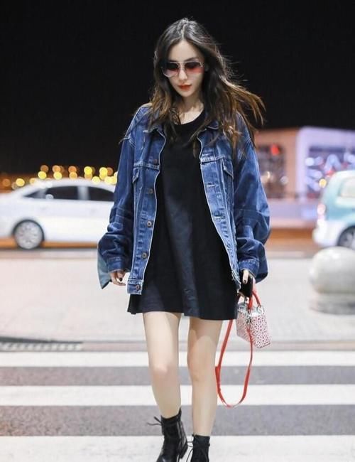 美眉|美女穿牛仔外套，内搭长款T恤真时髦，美炸了！