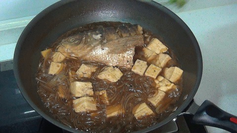 鱼头不是只能炖鱼汤,这样做更受欢迎