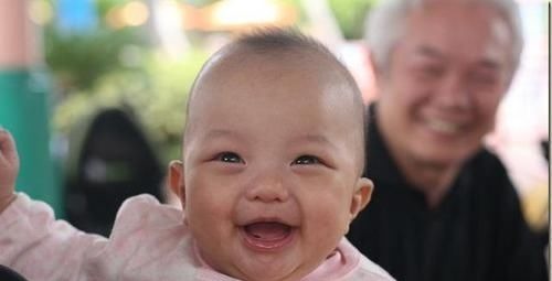 行为|新生儿越早出现这样的行为,说明越聪明,快观察下你家宝宝有没有