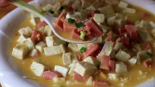 1块豆腐,2个咸鸭蛋,好吃解馋,我家一周吃6次,天天吃不够