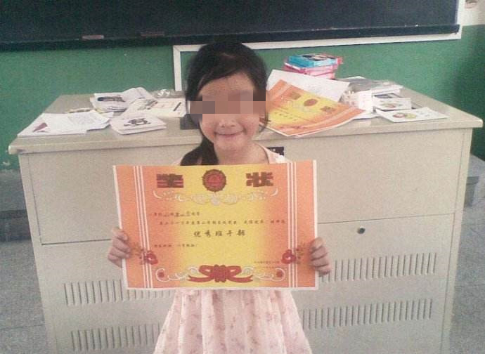 庆祝|孩子带回第一张奖状,宝妈正在庆祝,看清字后反而变得“闹心”