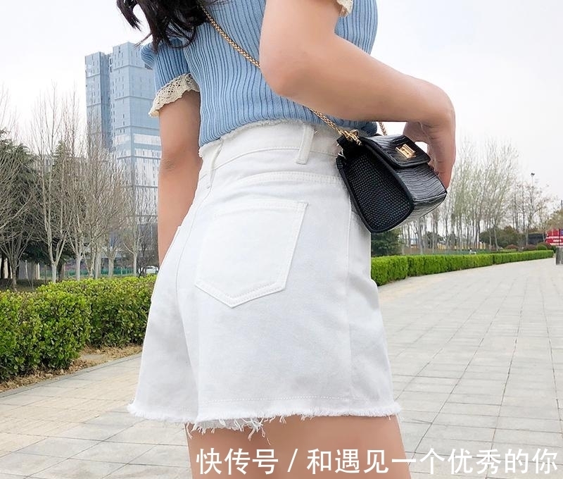 青春|老掉牙的打底裤就别穿了，学我媳妇这样穿牛仔短裤，青春又减龄