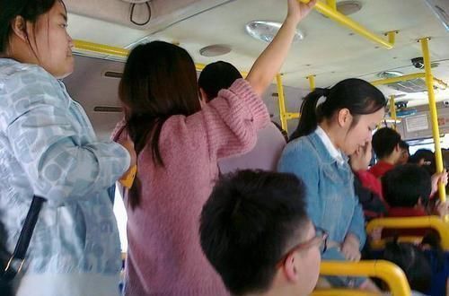 宝妈|公交车上女儿哭喊脚疼,宝妈低头一看立马报警,乘客夸赞孩子机智