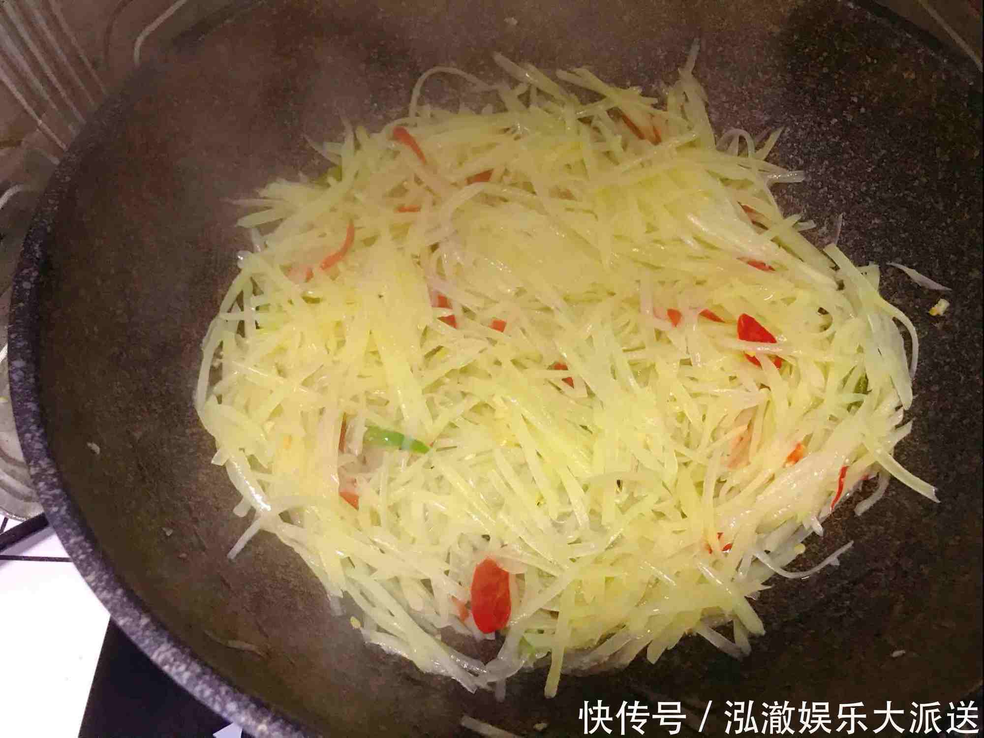 学会|大厨教你炒土豆丝,学会这1个小技巧,做的比饭店的还香!