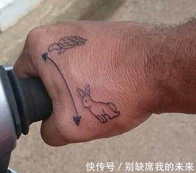 |搞笑图片幽默段子笑话：大哥，忙还是你比较忙，两只手都不够啊！