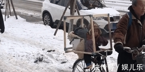 “保暖爷爷”接娃放学走红,这是我见过最拉风的“全景天窗”