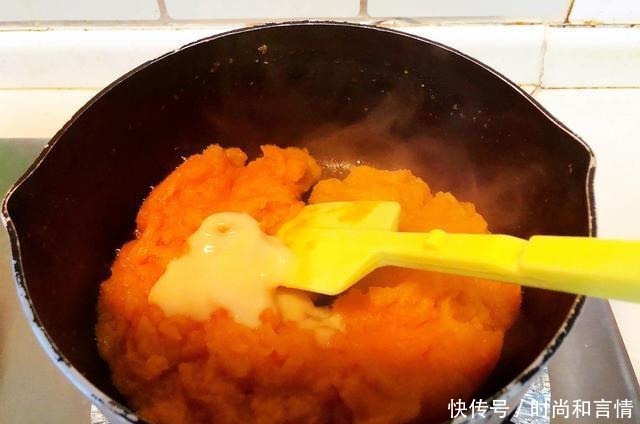 一碗糯米粉、一个蒸红薯,拌一拌、烤一烤,外脆里糯,香甜还爆浆