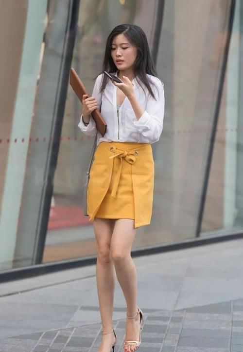 色系 白色真丝衬衫，搭配灰色包臀裙显得清新唯美，高级感十足