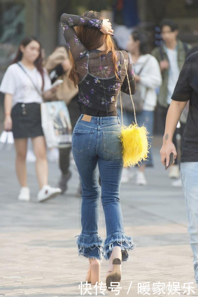 选择牛仔裤穿搭的女生,造型靓丽,美出了专属的时尚感