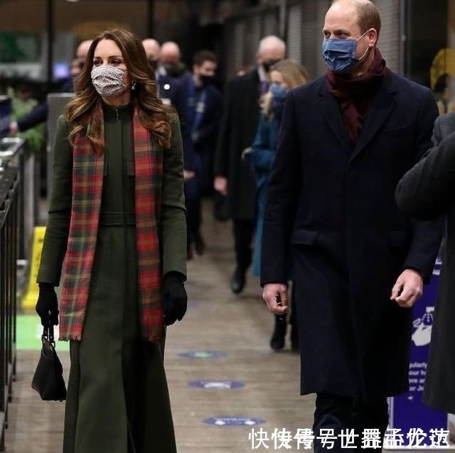 威廉王子|凯特王妃穿蓝色大衣和威廉王子车站秀时尚，时尚拉风，太有风度