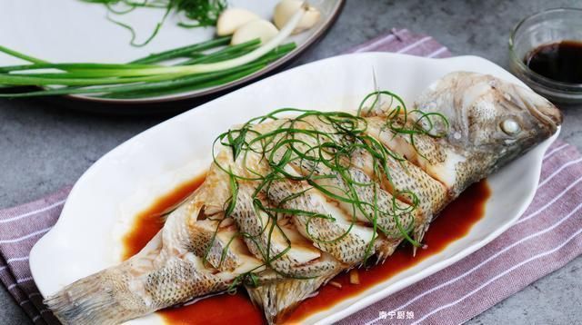 清蒸鲈鱼,冷水下锅还是开水下锅厨师做对了,鱼肉鲜嫩无腥味