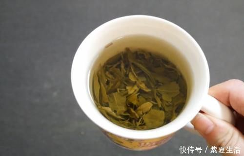 起床|隔夜的茶水一滴都不能倒,解决了起床后的大烦恼,后悔现在才知道