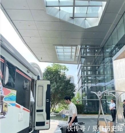 白襯衫|黃曉明現(xiàn)身《中餐廳》,穿白襯衫真是帥氣,龔俊將開始錄制