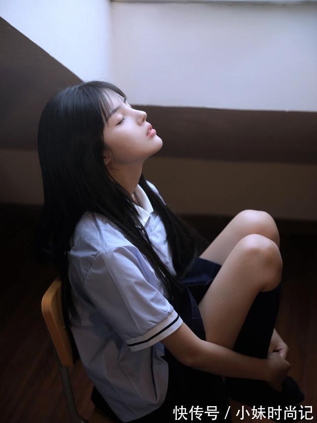 JK 漂亮女孩子更适合穿JK衬衫搭配短裙,散发着青春的气息,漂亮美女