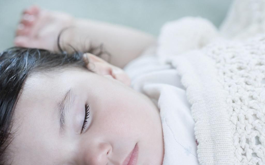 小动作|宝宝睡觉出现这些小动作,宝妈千万别大意