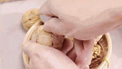妙招|原来核桃上有个“小机关”，轻轻一拧就能剥开，轻松又简单！