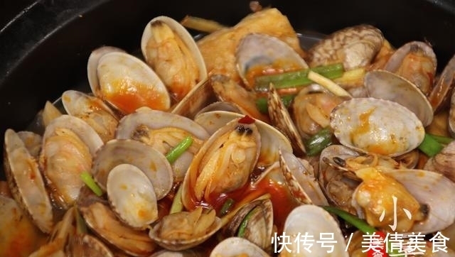 鲜香|1块豆腐,1把花蛤,锅中炖一炖,鲜香美味,出锅连汤都不剩