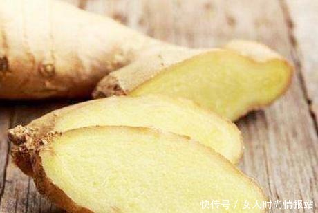 炖排骨汤,有人先放盐有人后放盐做对了,排骨香嫩营养高