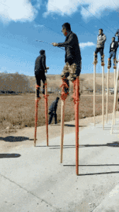 |搞笑GIF：坐地铁时对面坐着一位漂亮的外国妹子，我要搭讪吗