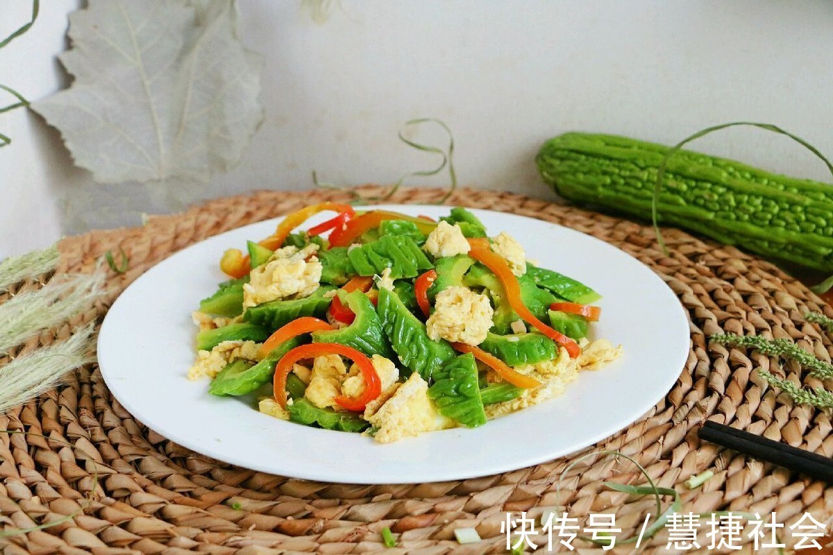 君子菜|苦瓜和鸡蛋红椒一起炒,处理好一点也不苦,小孩也爱吃