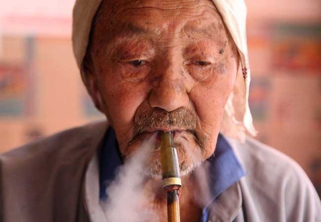 瑶族|105岁老汉分享养生秘诀,抽烟喝酒没关系,有一事却从来不做