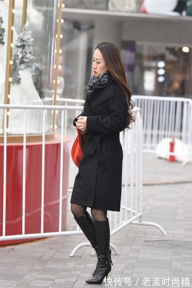 精致|街头美女黑色风衣搭配穿出优雅气质,时尚又迷人