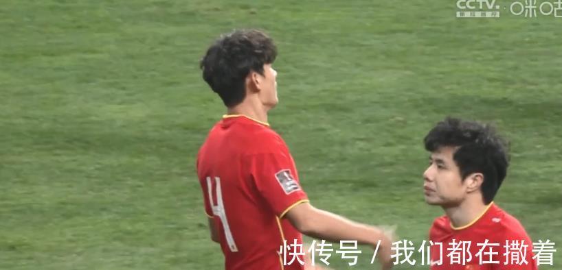 国足|0比1,开场13分钟丢球!中国队陷入绝境,黄健翔董方卓怒批队员