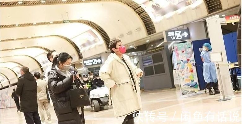 绗缝|向太胖得坦荡,穿羽绒服配小脚裤显富态,胖阿姨学她这样穿挺时髦