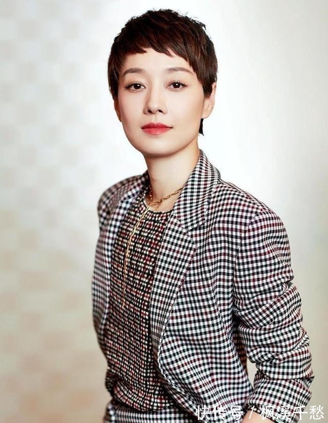 小姐姐 奔五女人快放弃“黑长直”吧!这4款发型更适合你,减龄还显气质!