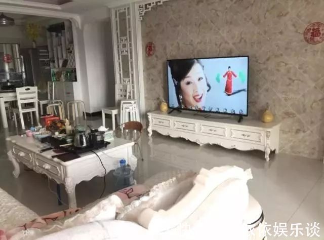 电视|搬家一个月,忍不住晒晒!全屋太漂亮了,电视墙贴瓷砖最明智!