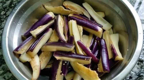 小米辣|夏天要常吃茄子,教你一个下饭做法,我家一周吃3回,实在太香了