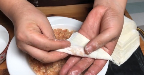 馄饨店老板:调馄饨馅时,要学会这2个技巧,保证馄饨滑嫩爽口