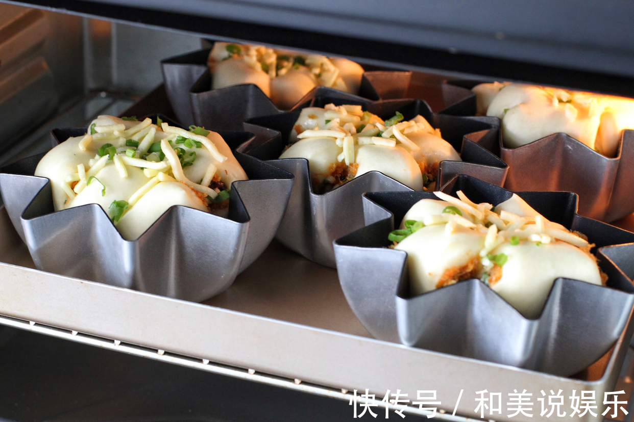吃腻了甜面包换个口味，加点葱花和肉松，还没出炉就已经香飘满屋