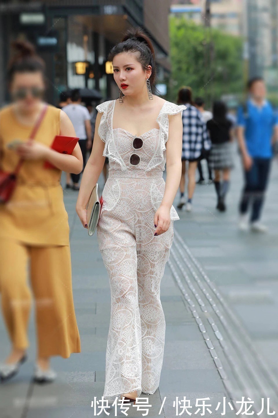 拜托|街拍拜托了姐姐,下次出门请一定,穿一件合身的衣服