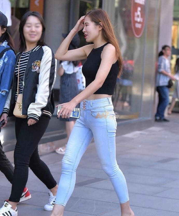 街拍:牛仔裤版型百搭时尚,秀出好身材