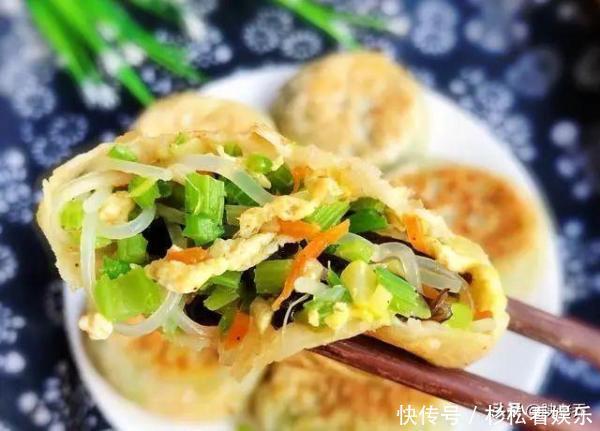 芹菜|酥脆焦黄的黄金元宝馅饼,美味的早餐美食,一碗胡辣汤,人间美味