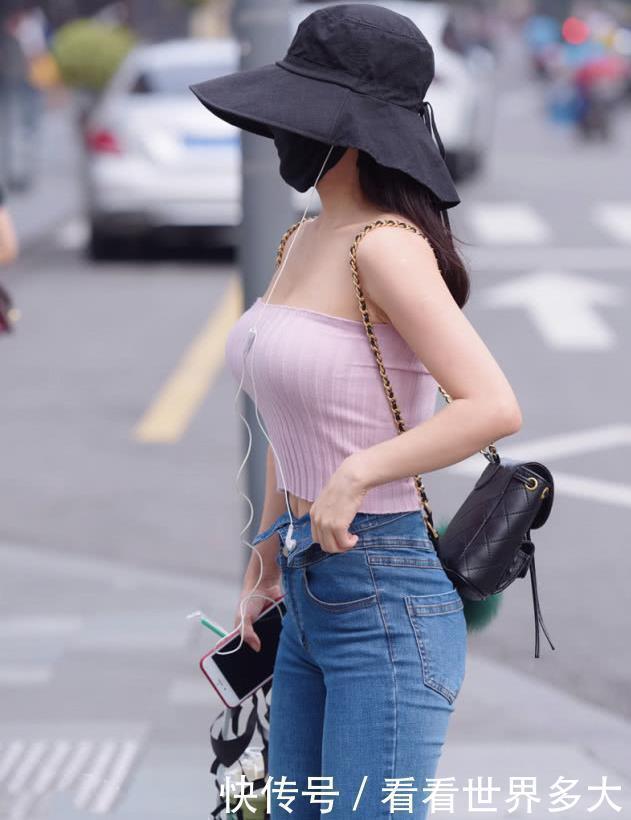 粉色迷你吊带衫搭配牛仔喇叭裤,青春可爱,美丽大方