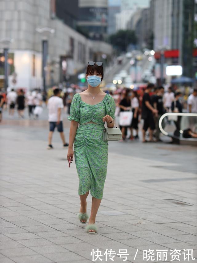 阿姨的“碎花裙”，绿的非同一般，普通女孩难以驾驭！