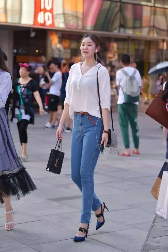 牛仔裤穿着帅气大方气质优雅,提升气质还百搭