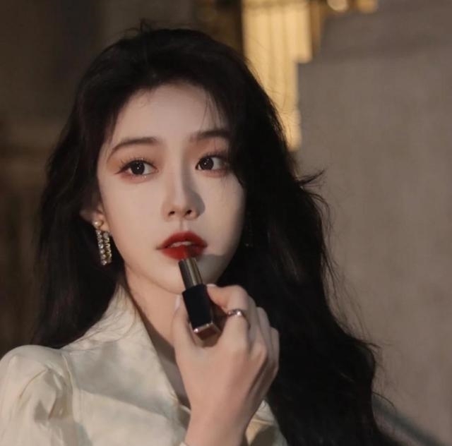 黄皮 最适合秋冬的口红,这些口红都是天花板,谁涂谁显白,为气质加持