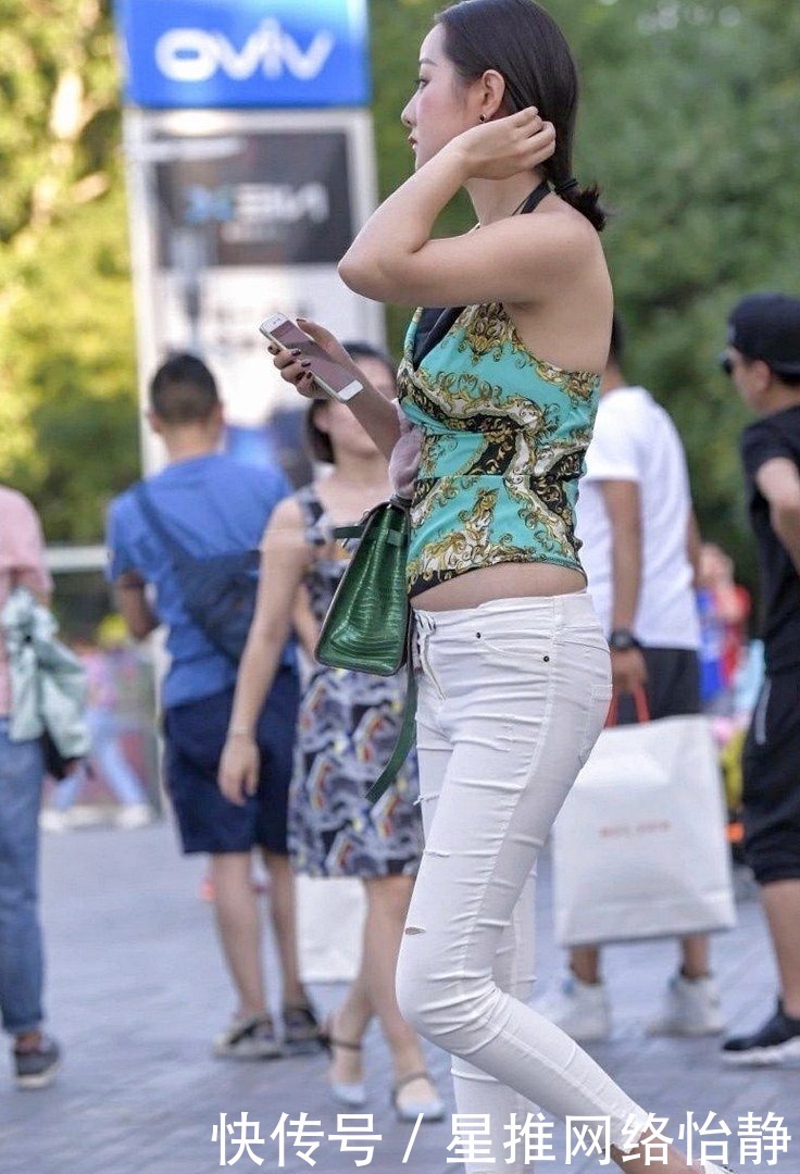 这五官长得有点拥挤呀，我都不知道该看哪里