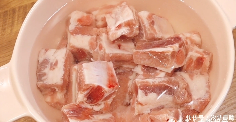 大人|蒜香排骨,外酥里嫩,香到骨头里,看得直流口水,大人小孩都爱吃