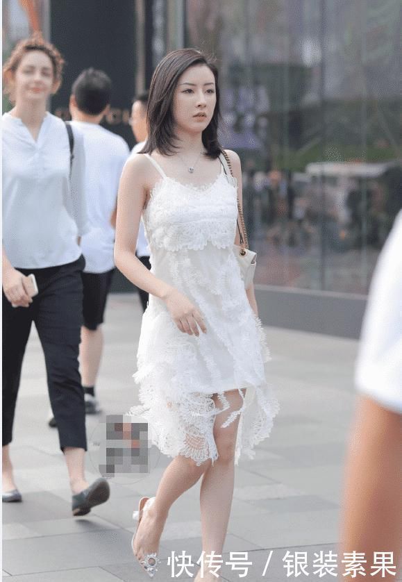 白色吊带裙|与众不同的白色吊带裙,别具一格的高跟鞋