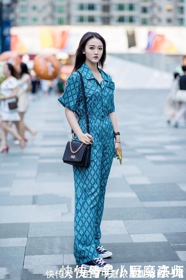 搭配|路人街拍，小姐姐搭配清新简洁的白色短裤，显得元气满满