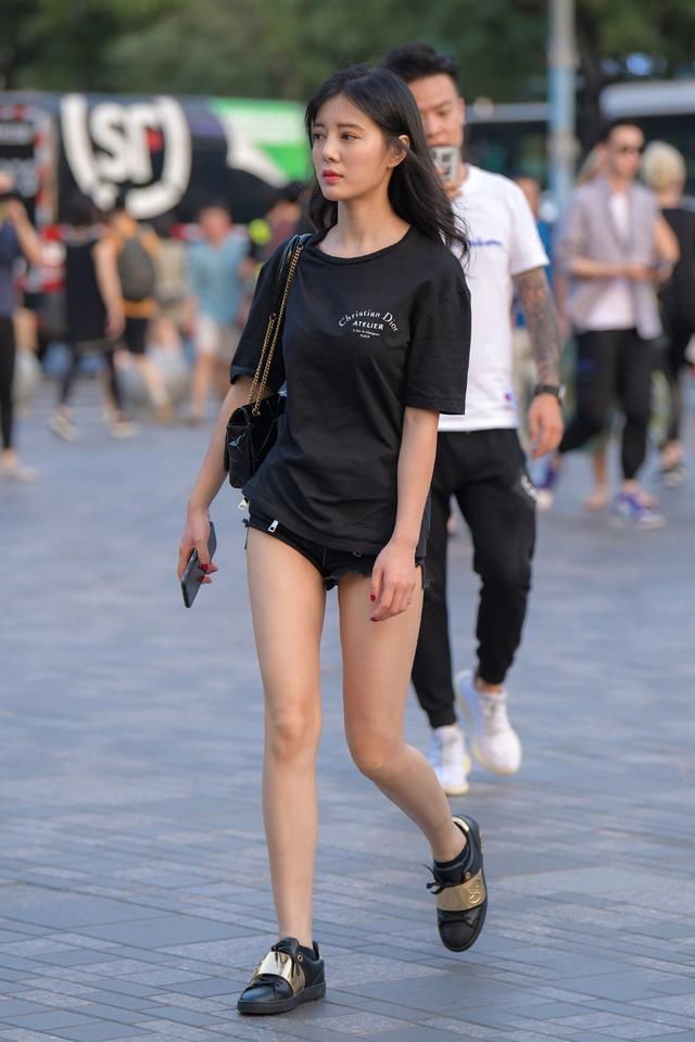 夏季|短袖衫搭配牛仔短裤,穿出简约靓丽的大长腿,夏季女生喜欢的搭配