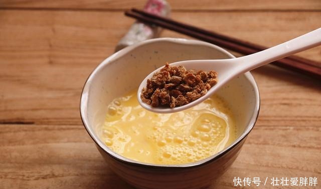 分钟|早餐吃鸡蛋,有一种懒人做法,简单又美味,只用2分钟,真省事